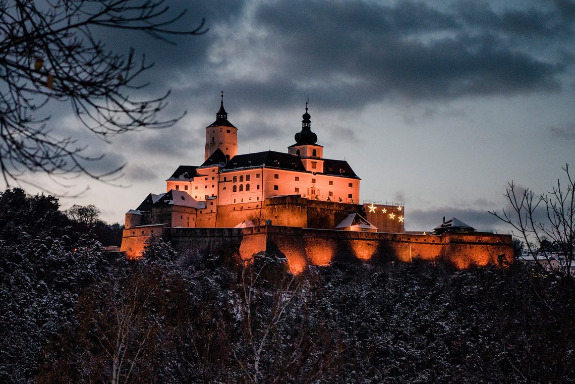Schloss Riegersburg in der Steiermark bei Nacht mit Beleuchtung und Schneefall.