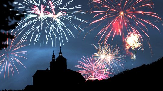 Burg Forchtenstein mit Feuerwerk im Hintergrund