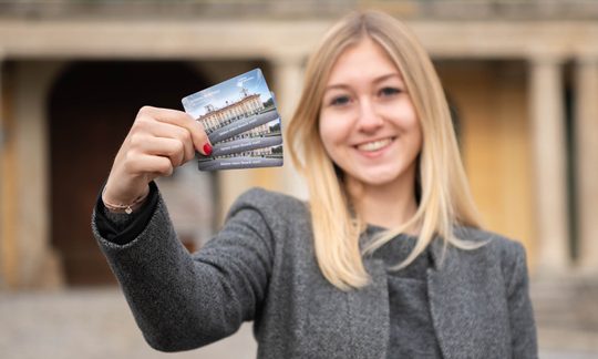 Blonde frau mit 3 Jahreskarten