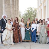 Menschen stehen im Kostüm neben dem Schloss Esterházy