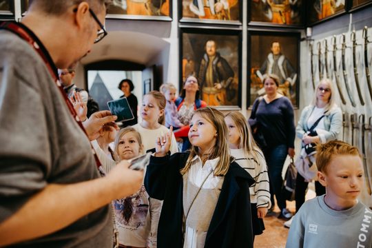 Kinder bei einer Führung im Burg