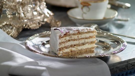 Esterhazy Torte auf Silberteller
