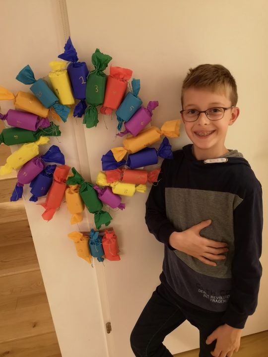 Aufgehängter fertiger Adventkalender