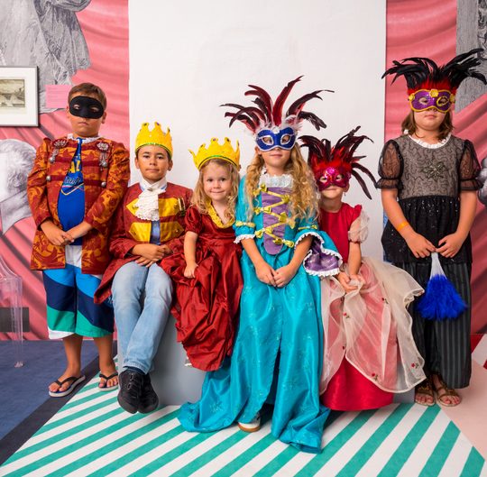 Kinder in Opernkostümen