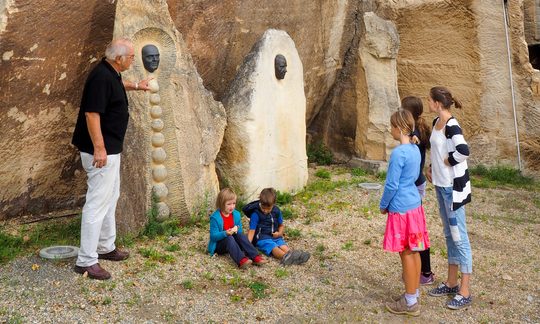 Kinder vor Steinskulpturen im Steinbruch St. Margarethen