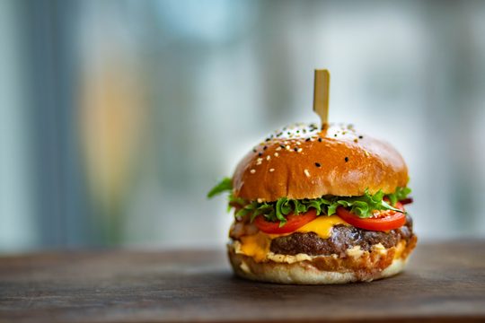 Burger auf Tisch