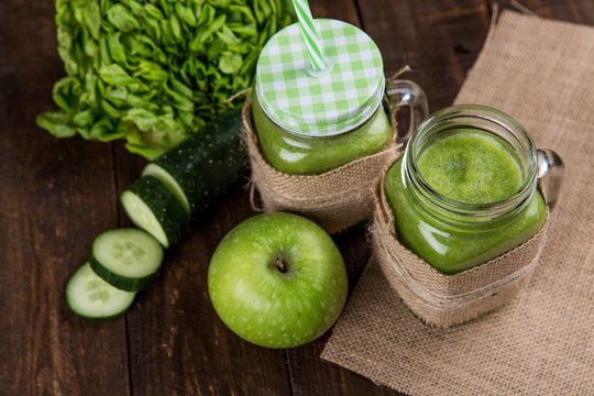Smoothie mit Apfel und Gurke
