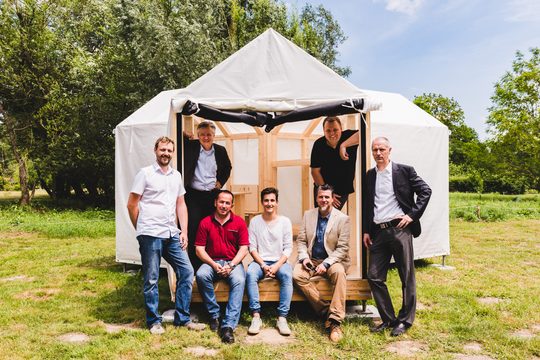 Gruppenfoto vor Wooden Tent
