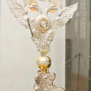 Silberne Tischuhr in Form eines kaiserlichen Doppeladlers
