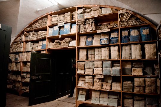Bücherregal im Archiv der Burg Forchtenstein