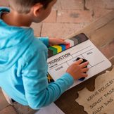 Kind mit Filmklappe