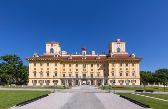 Schloss Esterházy unter blauem Himmel