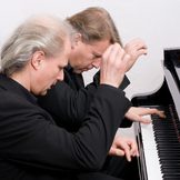 Eduard und Johannes Kutrowatz am Klavier