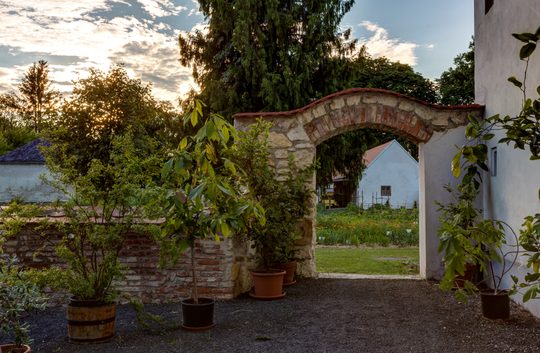 Torbogen im Garten von Schloss Lackenbach
