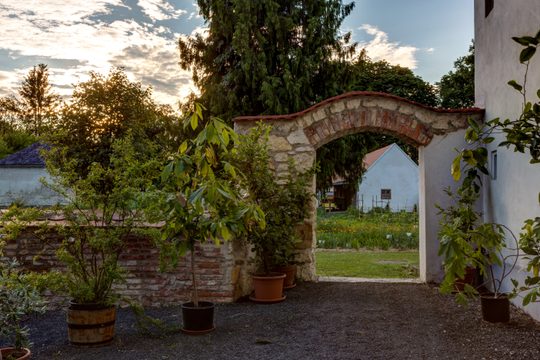 Torbogen im Garten von Schloss Lackenbach