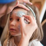 Mädchen bekommt Faschings-Gesichtsbemalung
