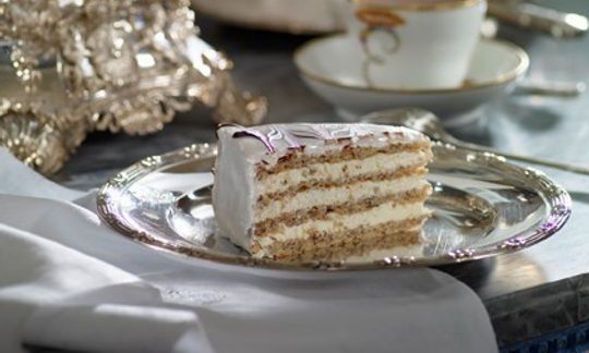 Esterhazy Torte auf Silberteller